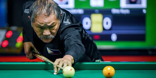 efren bata reyes a man playing billards
